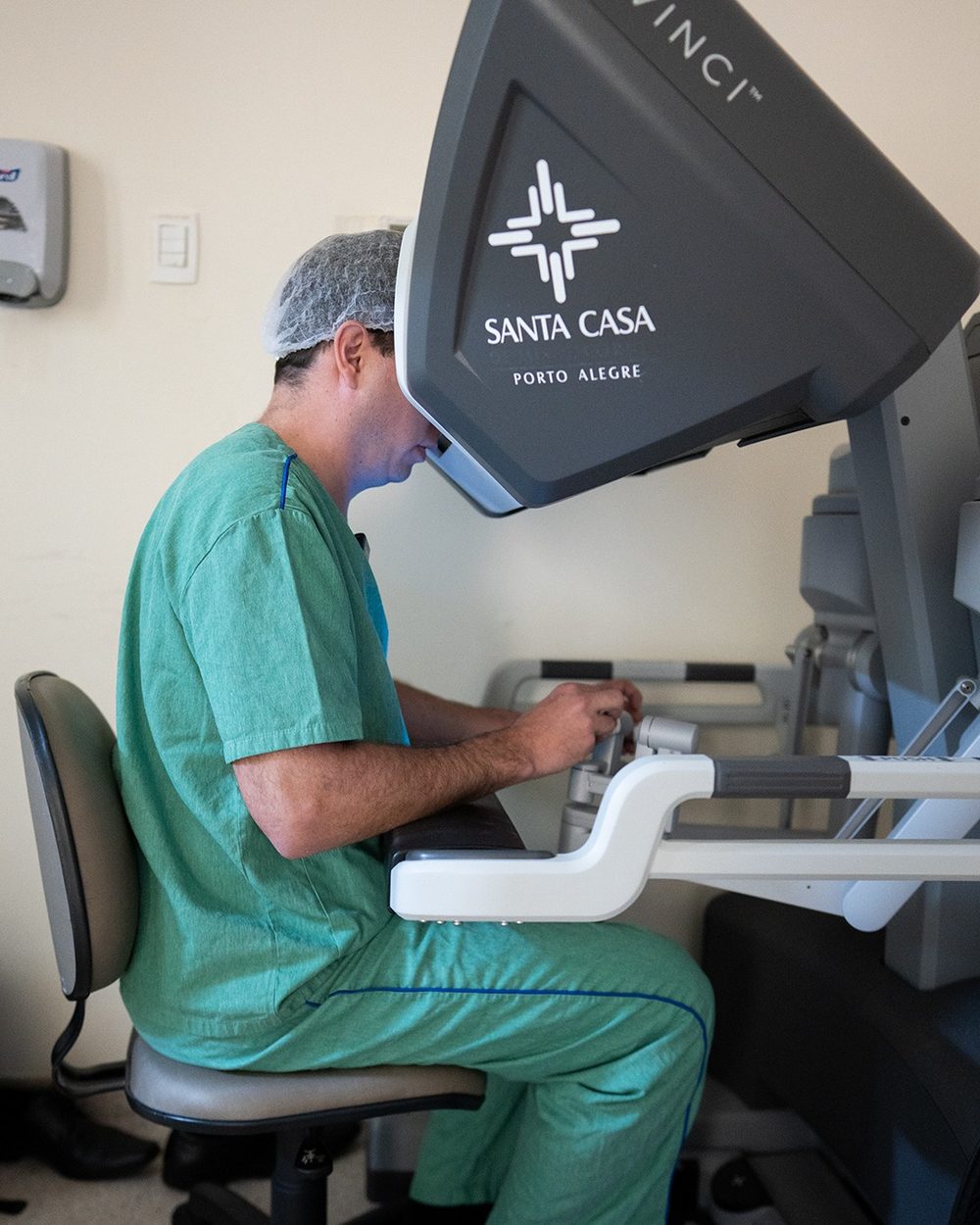 Dr. Jean Murari no console do robô cirúrgico da Vinci na Santa Casa de Porto Alegre